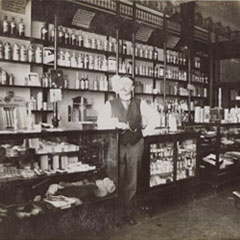 Homme dans sa pharmacie.