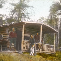 Hommes devant un chalet.