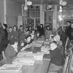 Enfants dans une salle de lecture.