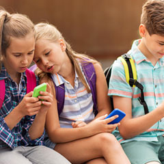 Enfants avec des téléphones intelligents.