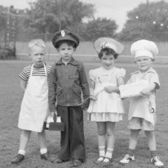 Photo N&B où figurent 4 enfants costumés.