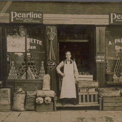 Homme devant son épicerie.