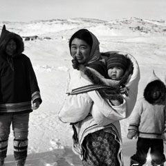 Photo N & B d'une famille inuit.