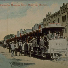 Tramway dans une rue de Montréal.