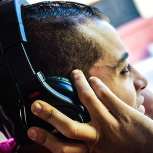 Homme avec un casque d'écoute.