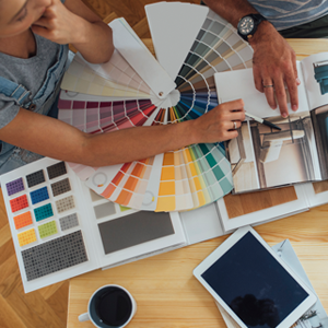 Couple en train de choisir des nuanceurs de couleurs.