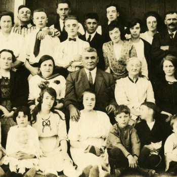 Photo ancienne d'une famille nombreuse.