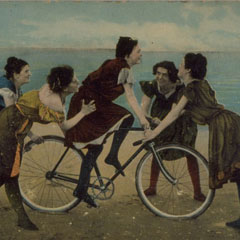 1 fille est sur une bicyclette, 4 autres filles l'entourent.