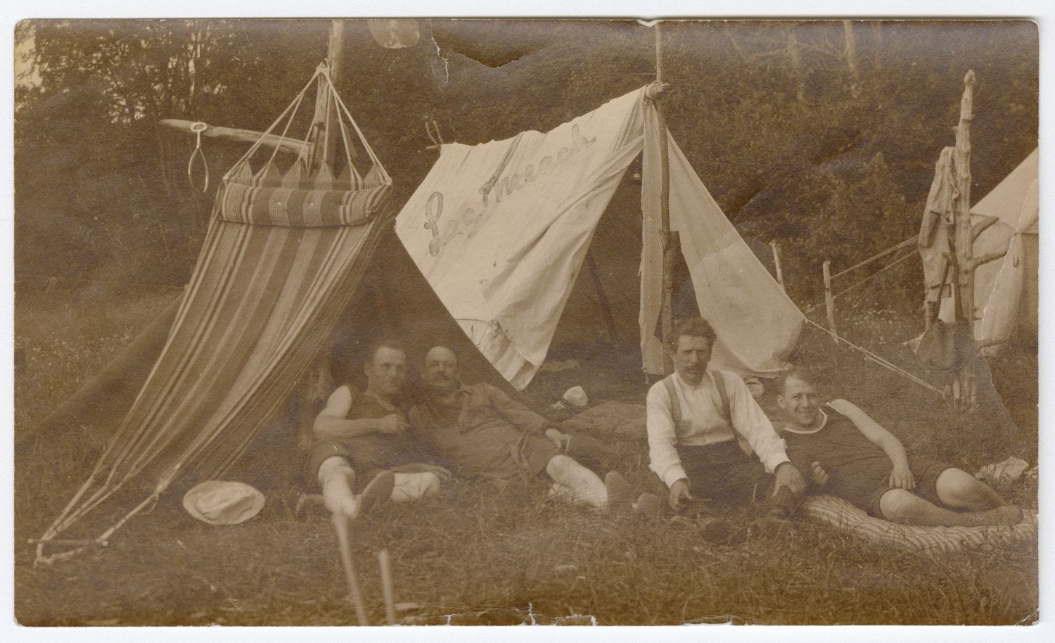Membres du Cercle St-Jean en camping au lac Meech, juillet 1915. Fonds Ernest St-Jean (P4, S1, D2, P2). Photographe non identifié.