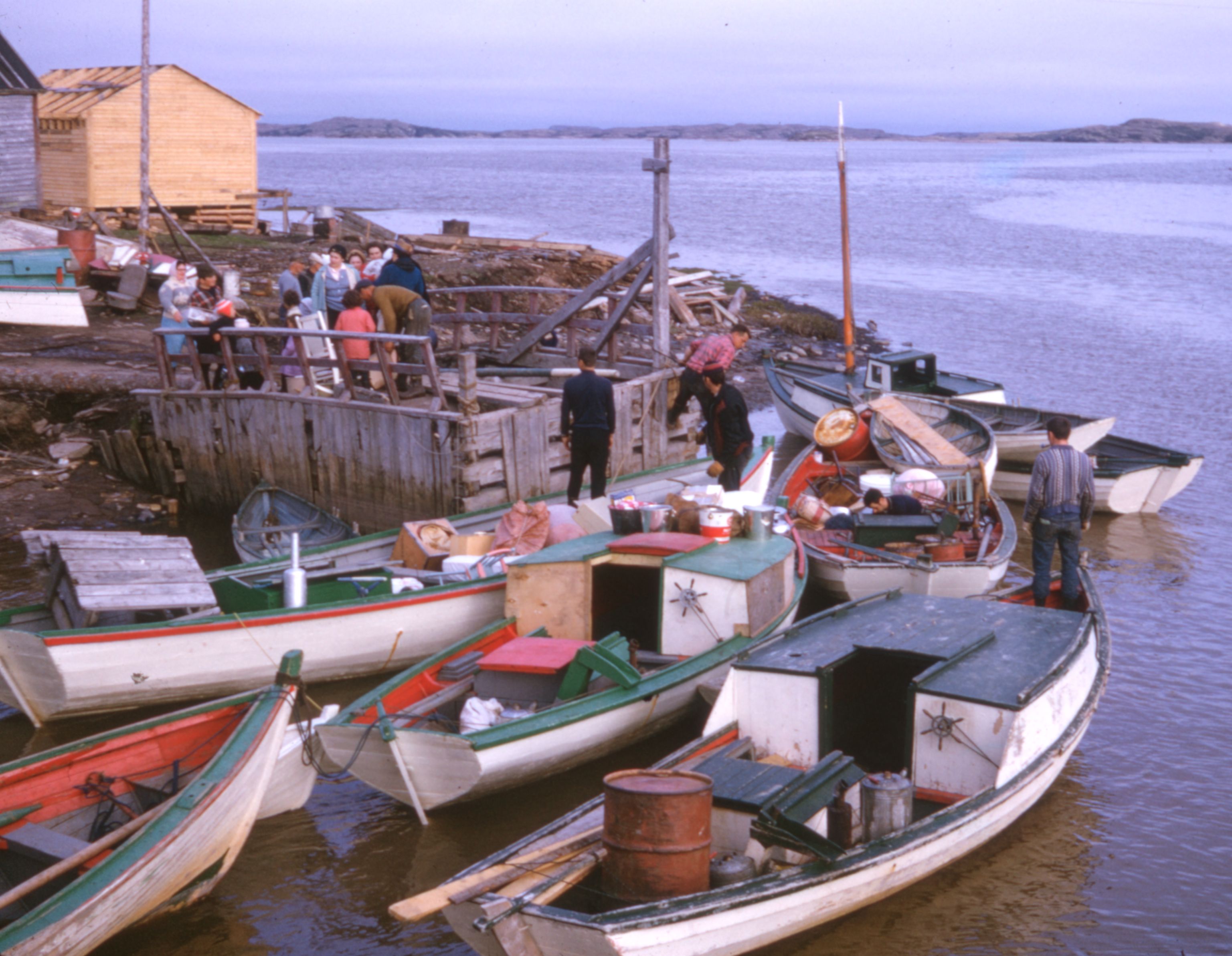 Chargement des chaloupes à Tête-à-la-Baleine, 1967. Archives nationales à Sept-Îles, fonds José Mailhot (P1001, S3, SS3, SSS5, D1, P109). Photo : José Mailhot.
