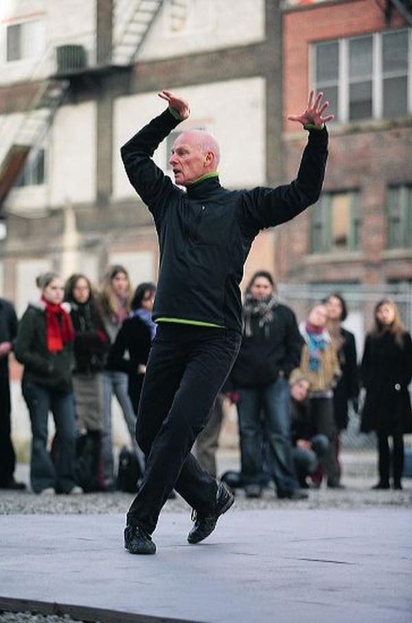 Paul-André Fortier dans Solo 30 X 30 à Montréal, vers 2006. Fonds Paul-André Fortier (P889, S3, SS3, D14). Photo : Philippa Favreau.