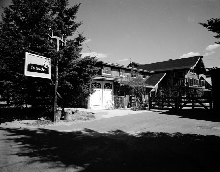 Théâtre La Butte à Mathieu, Val-David, 1964. Fonds Ministère de la Culture et des Communications (E6, S7, SSS1, D642260). Photo : Gilles Richard