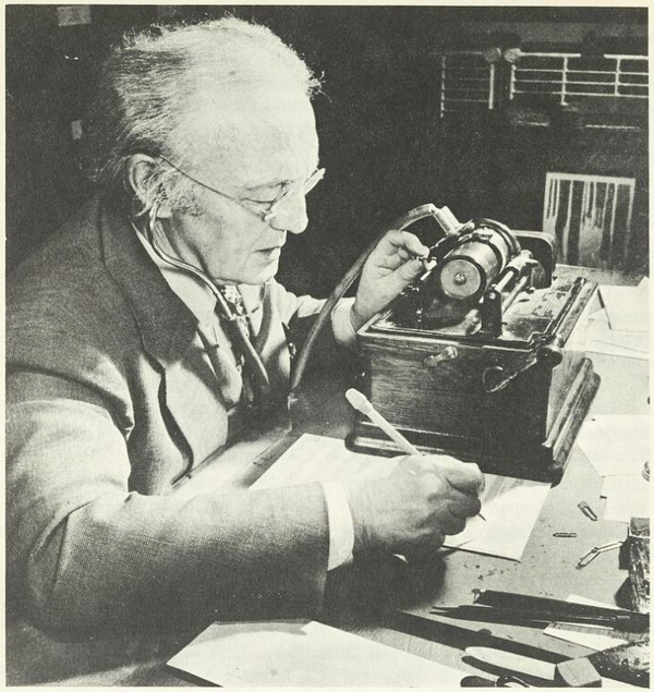 Marius Barbeau transcrivant une mélodie enregistrée.