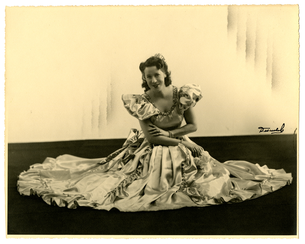 Caro Lamoureux dans le rôle de Violetta dans l’opéra La Traviata de Giuseppe Verdi, Variétés lyriques, 1943. BAnQ Vieux-Montréal (MSS479). Photo : Desautels.