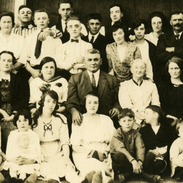 Image d'une famille nombreuse d'époque